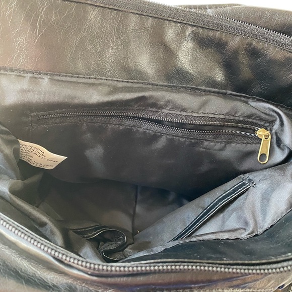 Black vinyl Bag, zipper closure - Picture 7 of 10